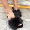 Chinelo Pantufa Plush Com Pelos Mari Preto